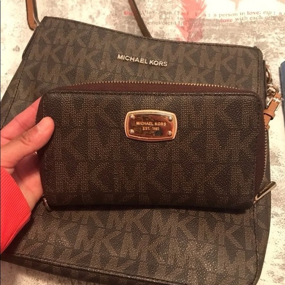 Micheal Kors Crossbody - Picture 4 of 5